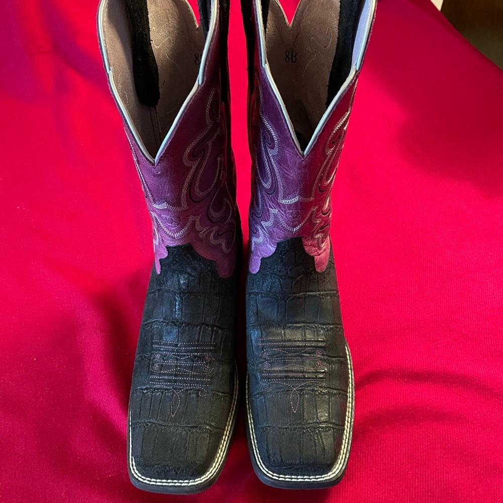 Ariat woman’s cowboy boots 8B, see pictures for measurements.